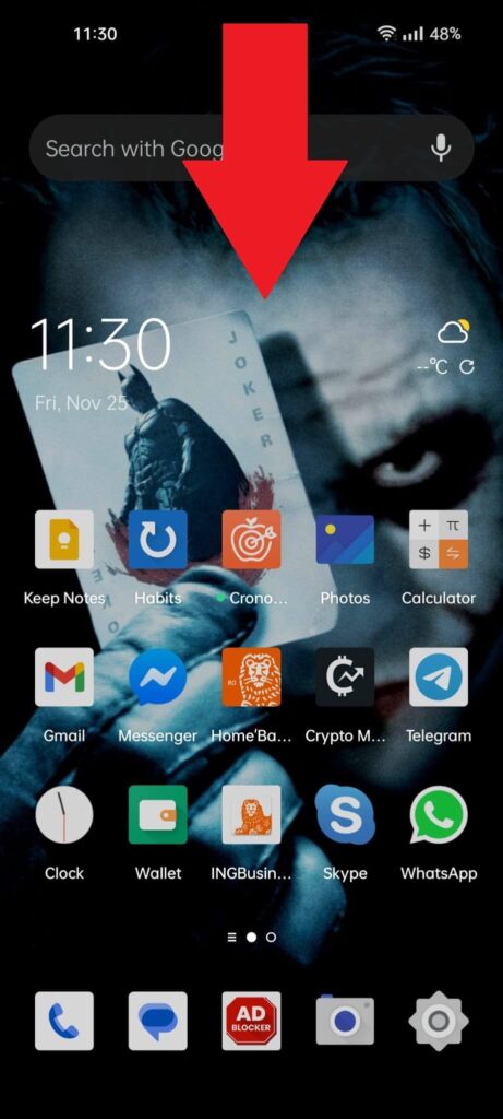 Android home scree showing a red arrow coming down from the top of the screen