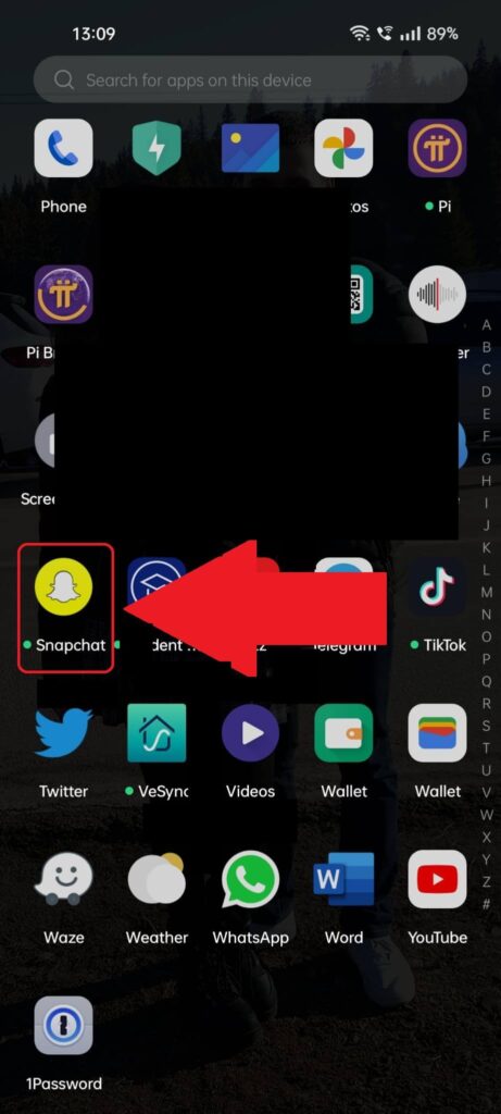 Android app list where the Snapchat app is highlighted and has a red arrow pointing to it