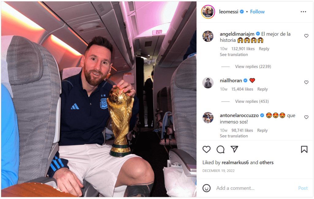 Photo depicting Lionel Messing holding the 2022 FIFA World Cup in the team's bus